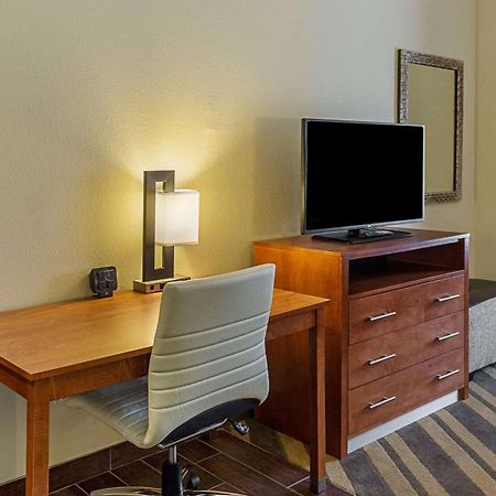 Comfort Suites Near Tanger Outlet Mall Gonzales Bagian luar foto