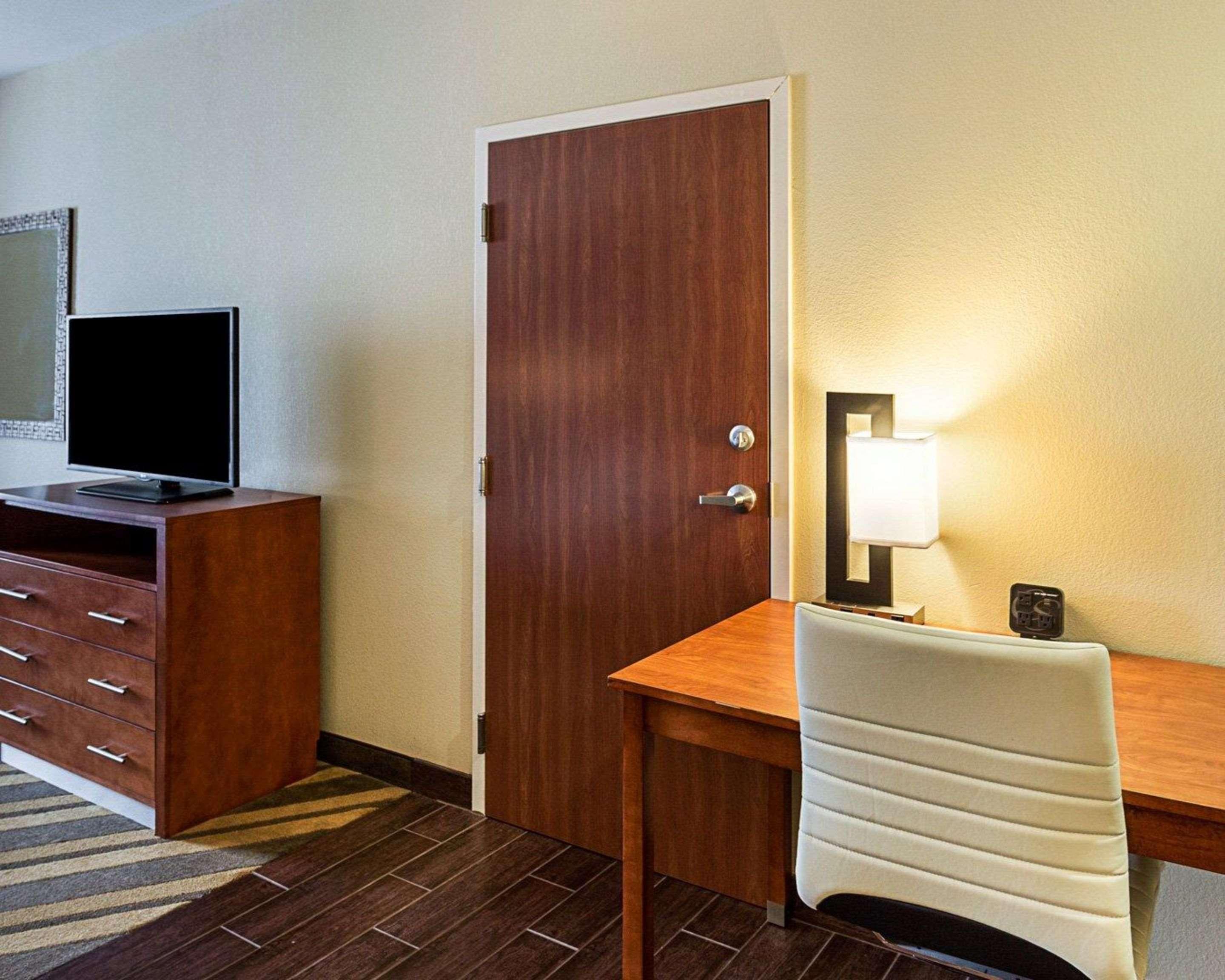 Comfort Suites Near Tanger Outlet Mall Gonzales Bagian luar foto