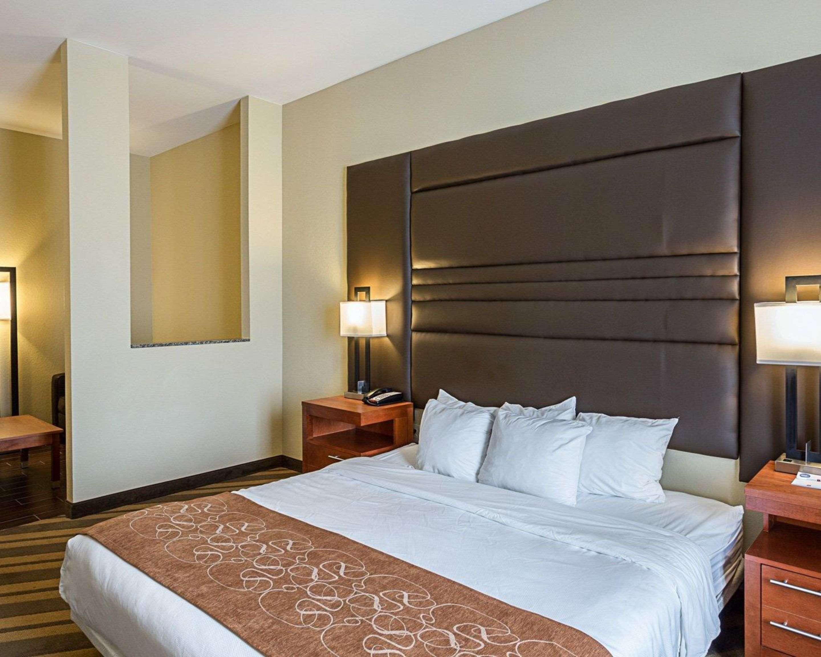 Comfort Suites Near Tanger Outlet Mall Gonzales Bagian luar foto