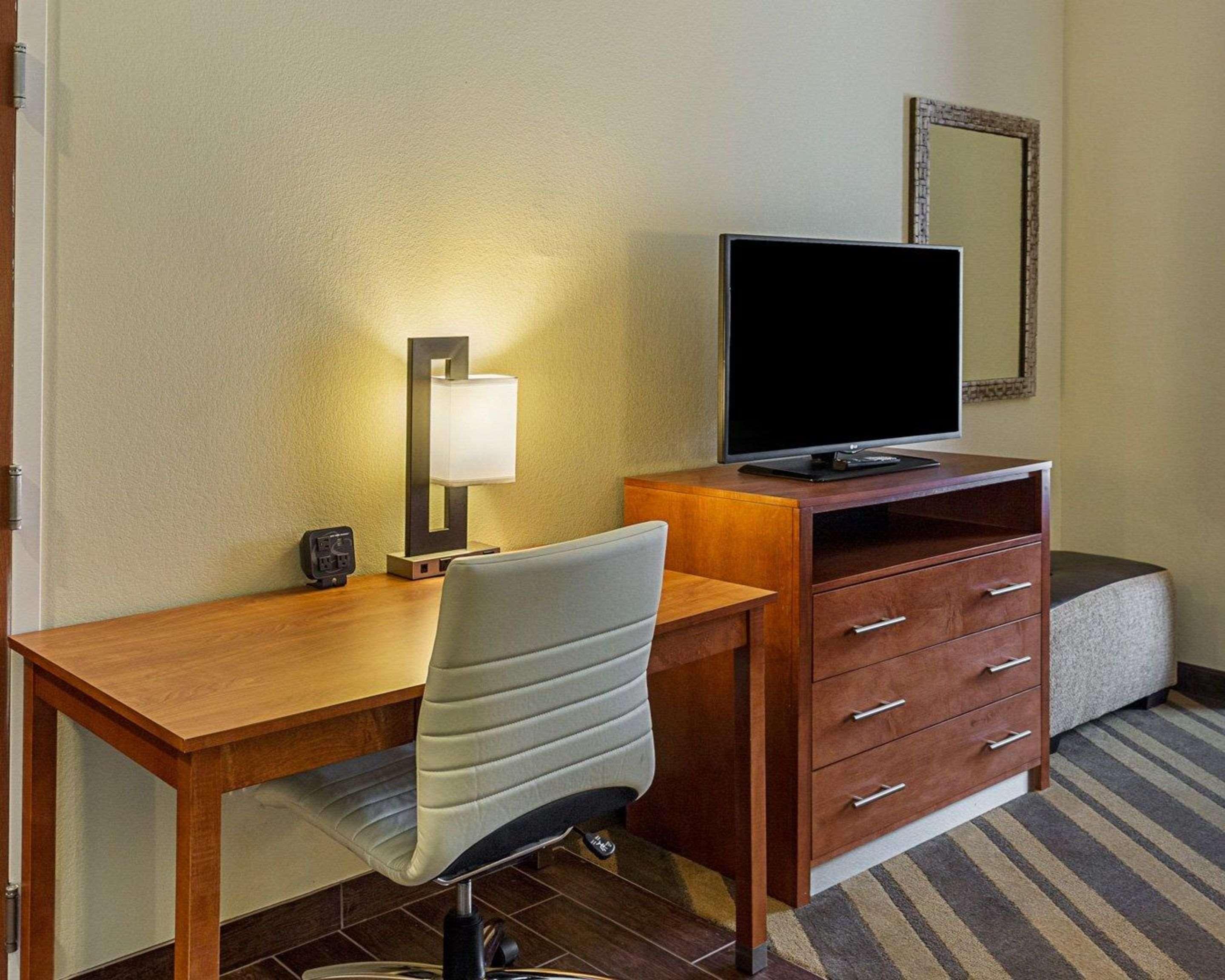 Comfort Suites Near Tanger Outlet Mall Gonzales Bagian luar foto