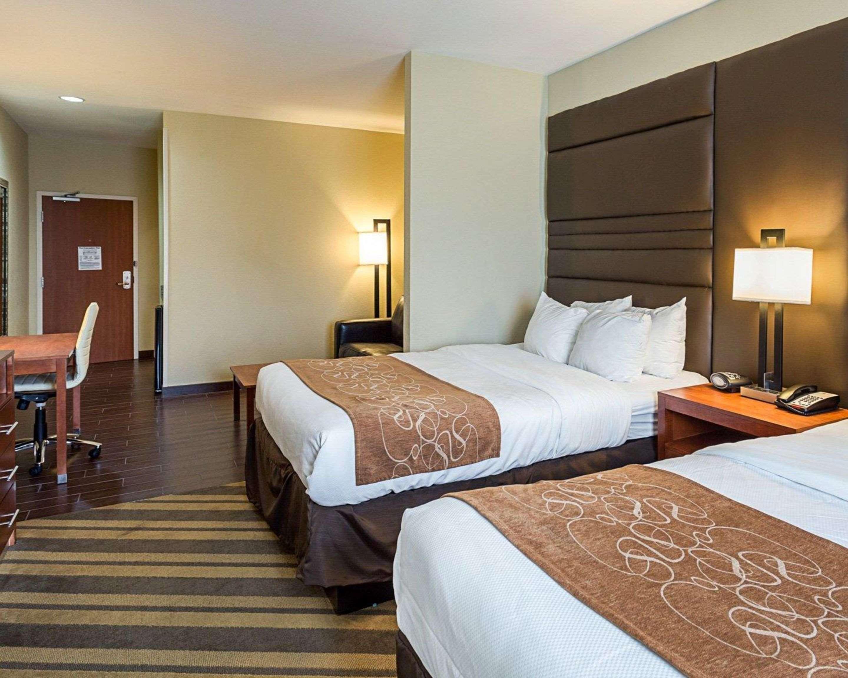 Comfort Suites Near Tanger Outlet Mall Gonzales Bagian luar foto