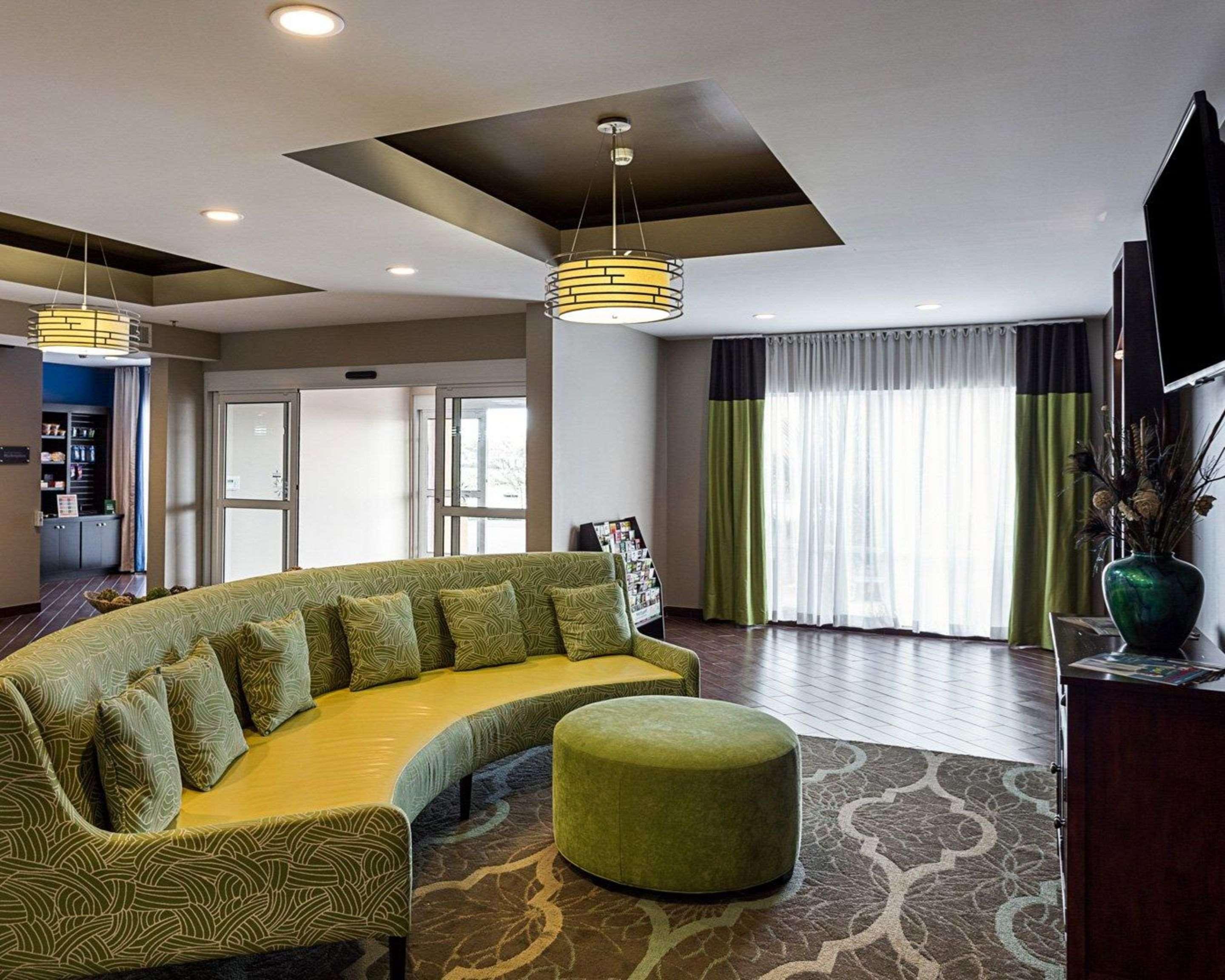 Comfort Suites Near Tanger Outlet Mall Gonzales Bagian luar foto