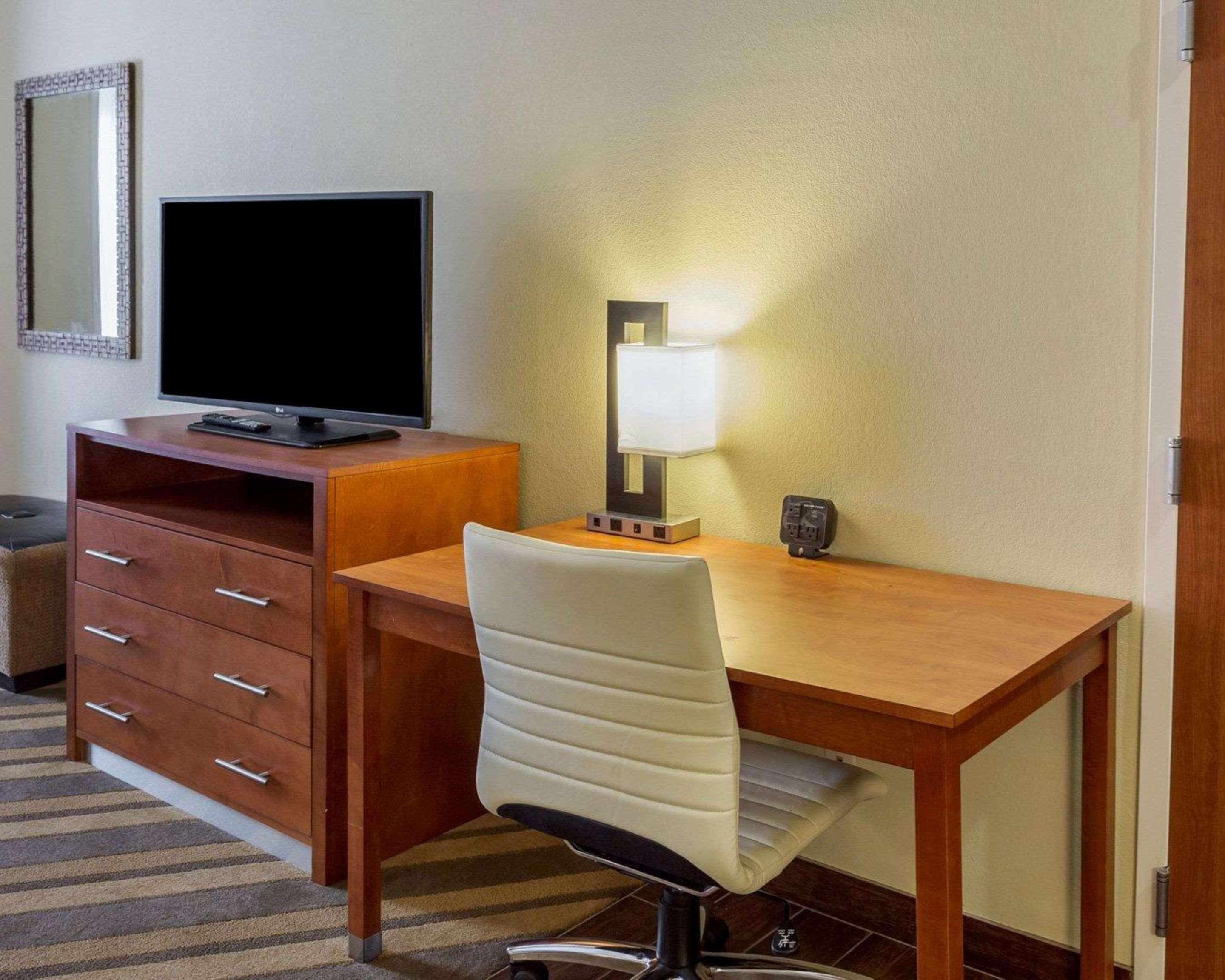 Comfort Suites Near Tanger Outlet Mall Gonzales Bagian luar foto
