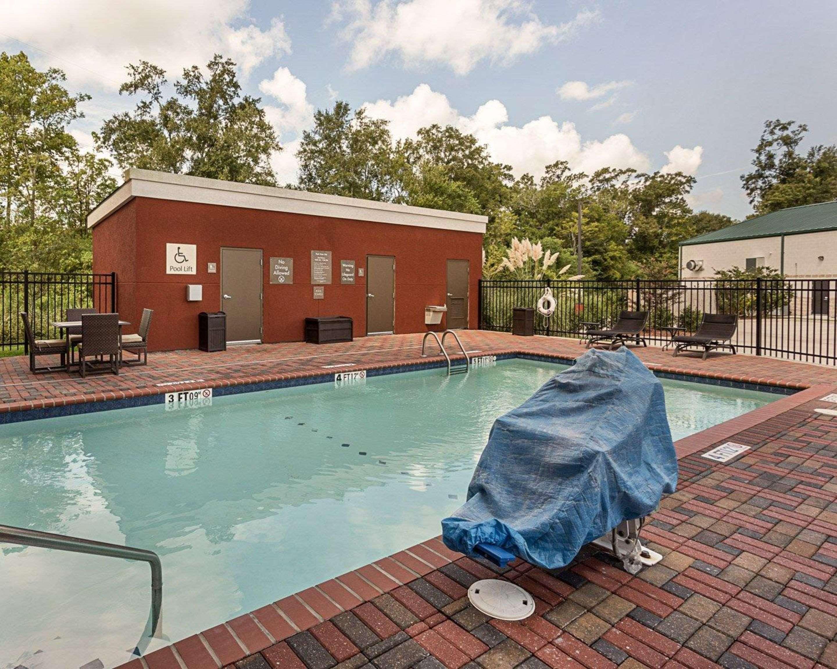 Comfort Suites Near Tanger Outlet Mall Gonzales Bagian luar foto