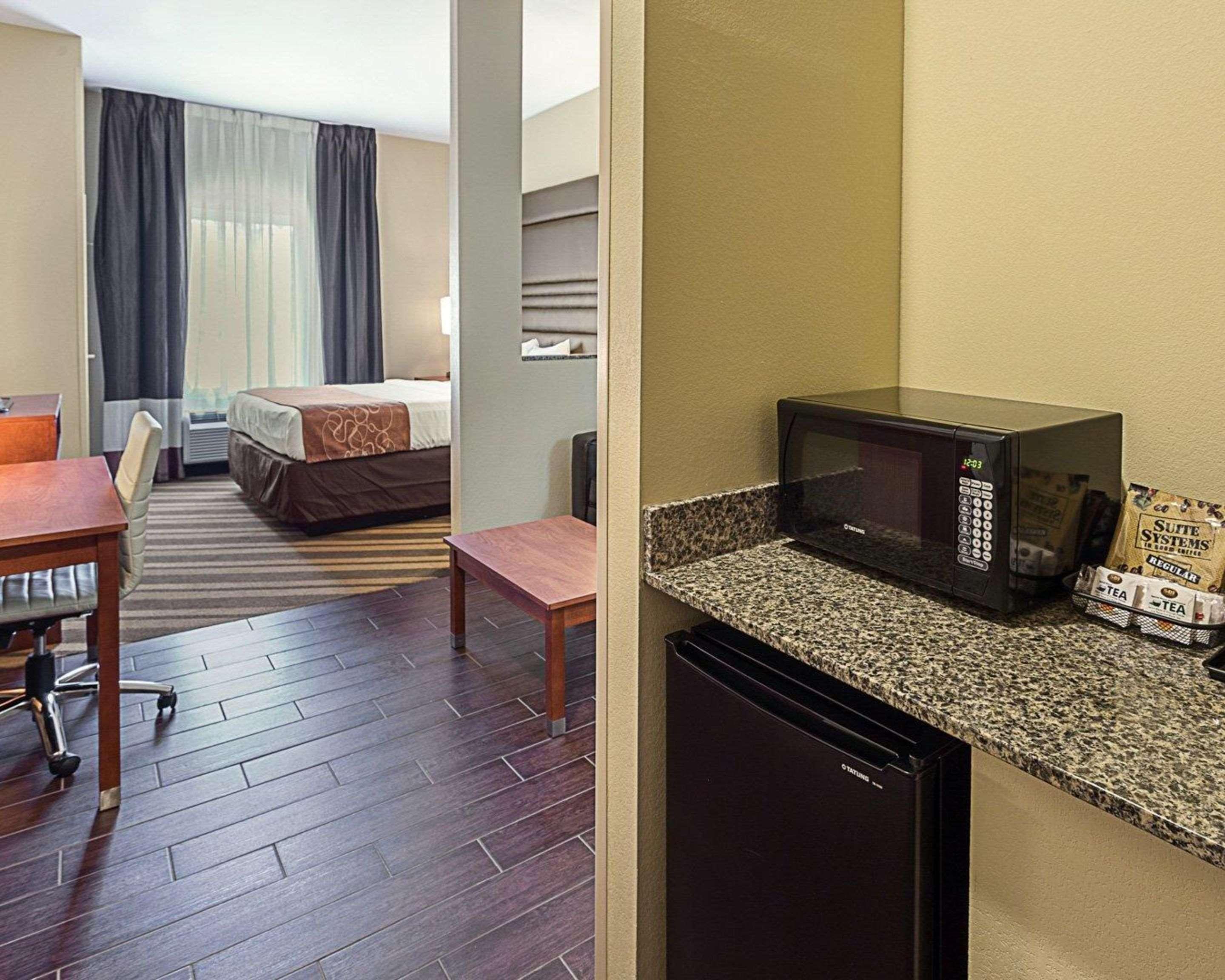 Comfort Suites Near Tanger Outlet Mall Gonzales Bagian luar foto