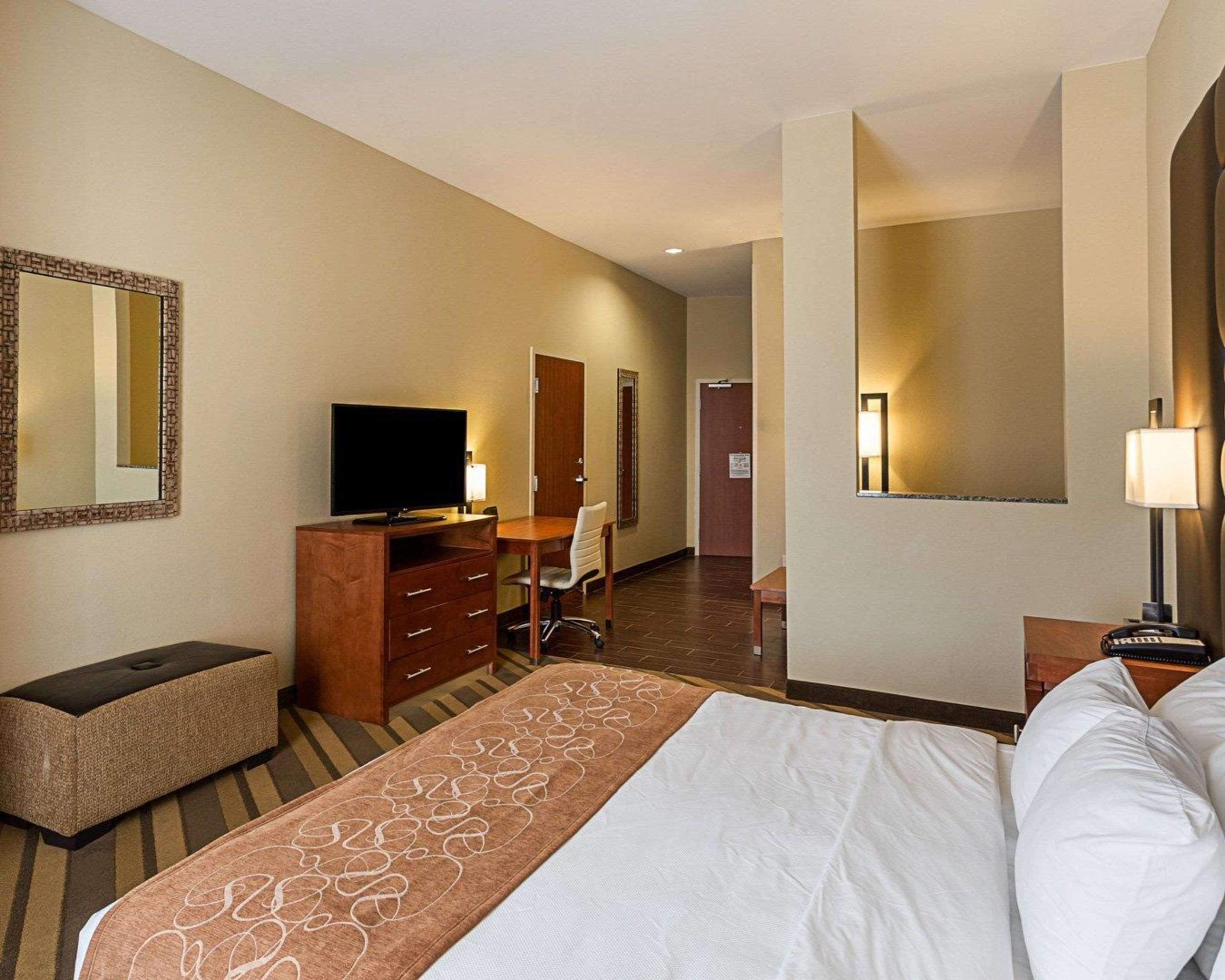Comfort Suites Near Tanger Outlet Mall Gonzales Bagian luar foto