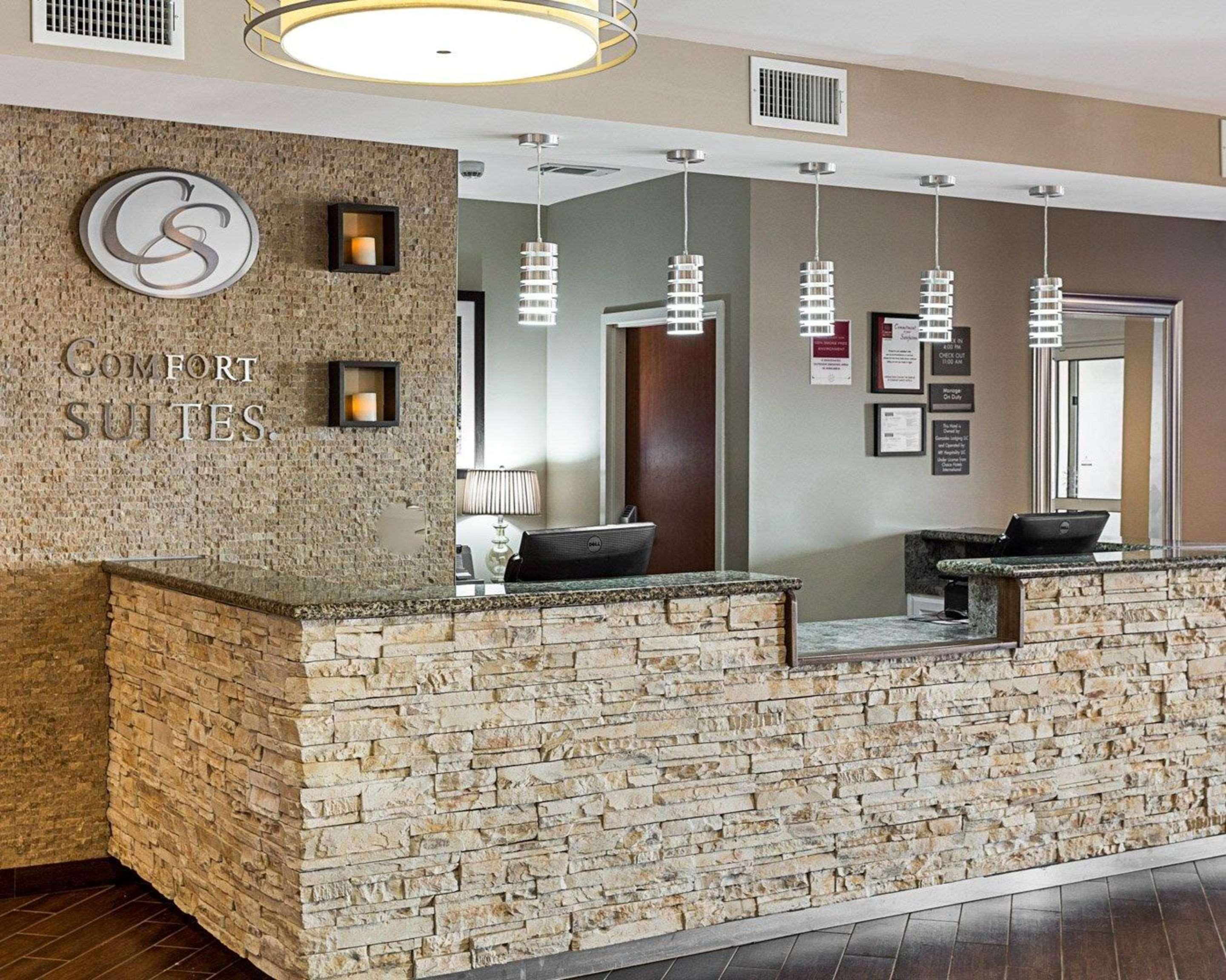 Comfort Suites Near Tanger Outlet Mall Gonzales Bagian luar foto