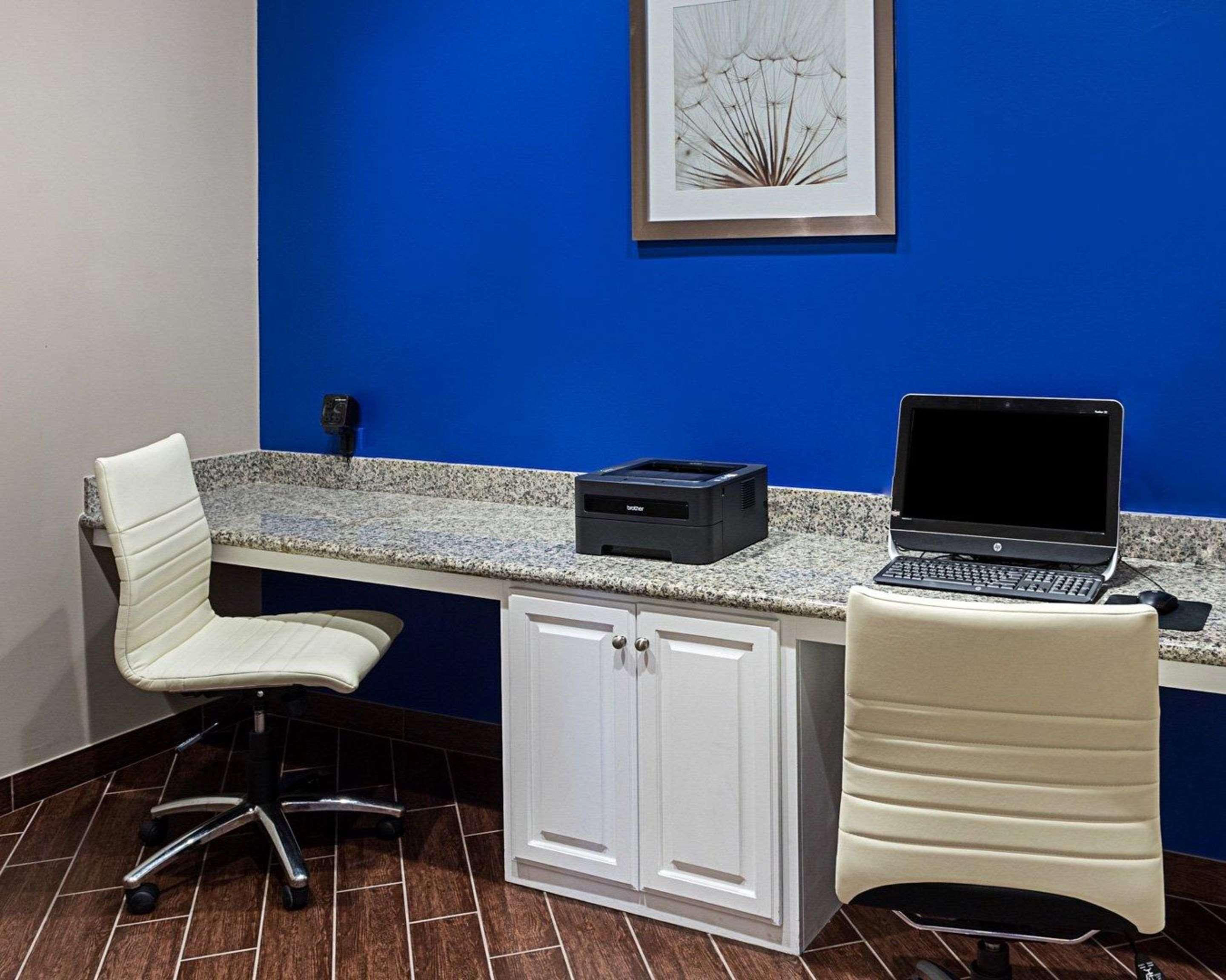 Comfort Suites Near Tanger Outlet Mall Gonzales Bagian luar foto