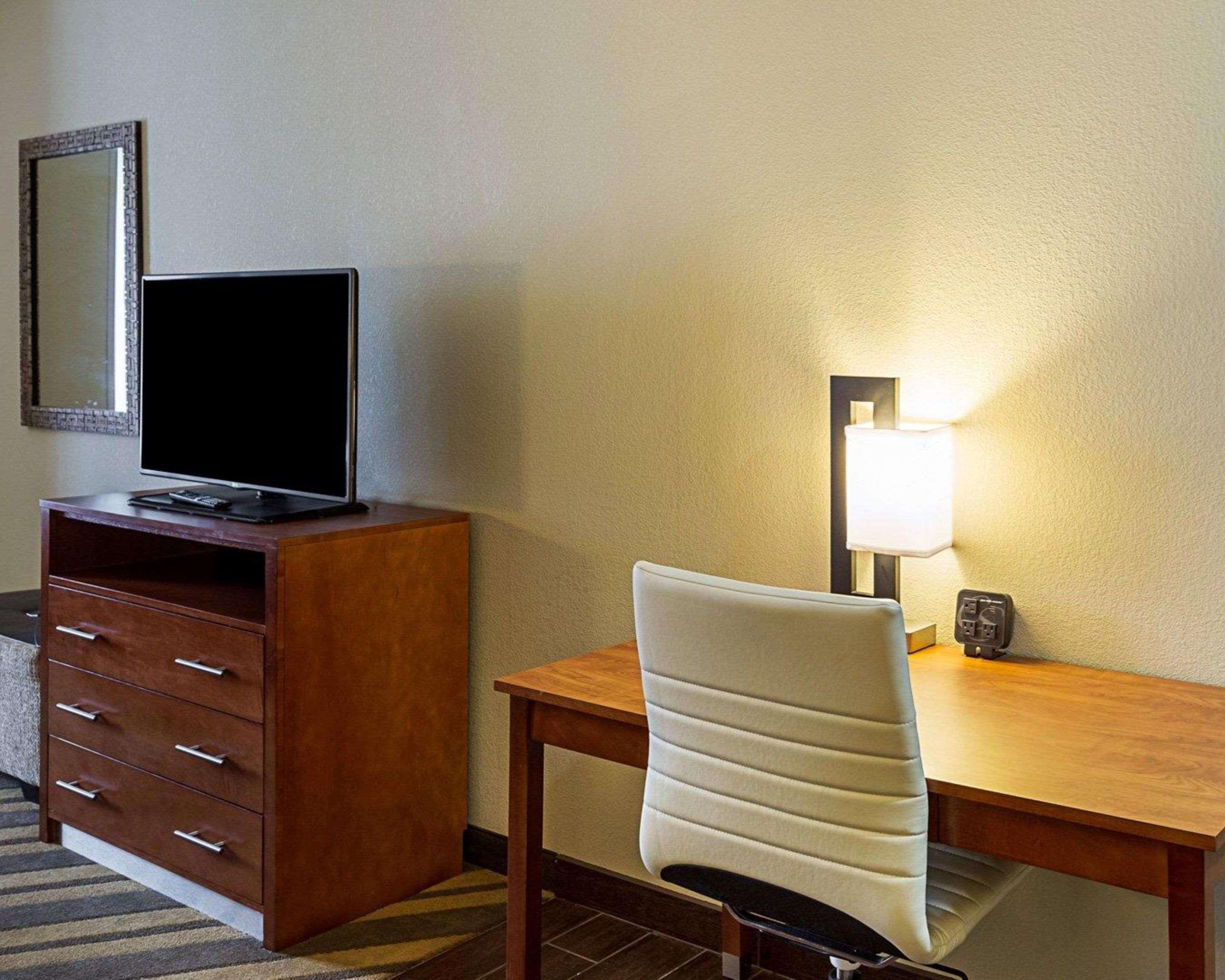 Comfort Suites Near Tanger Outlet Mall Gonzales Bagian luar foto