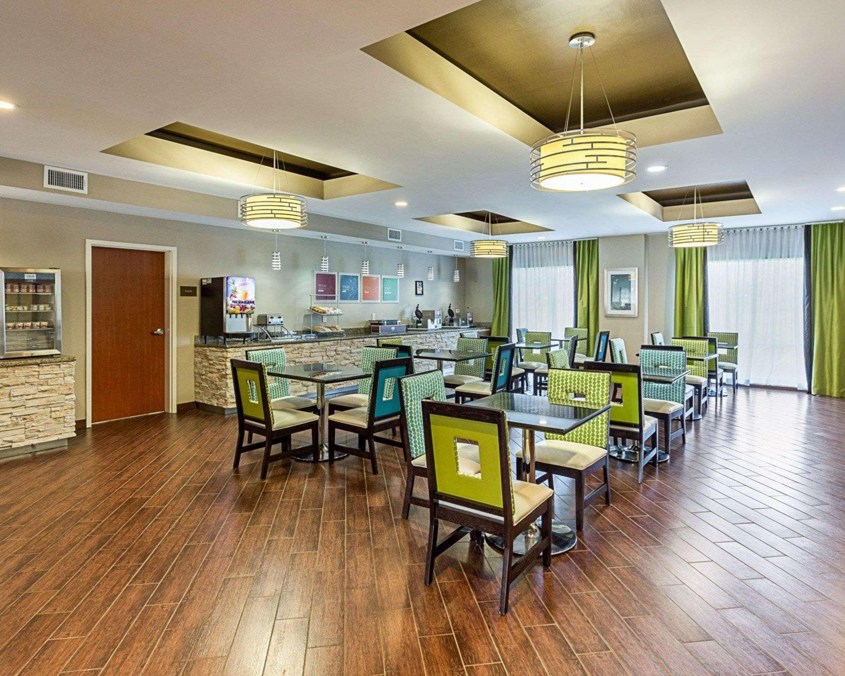 Comfort Suites Near Tanger Outlet Mall Gonzales Bagian luar foto