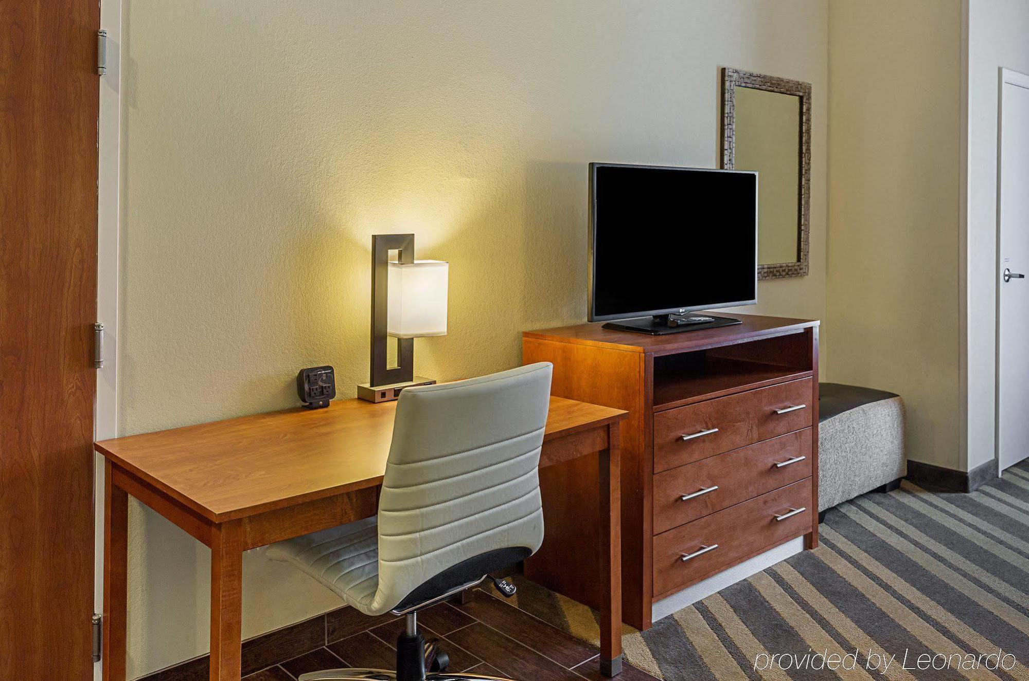 Comfort Suites Near Tanger Outlet Mall Gonzales Bagian luar foto